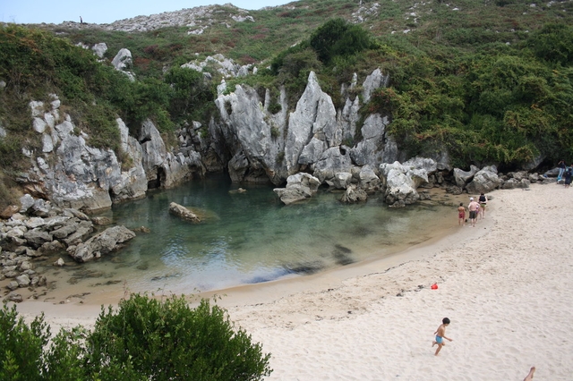 Gulpiyuri Beach, Llanes, Spania